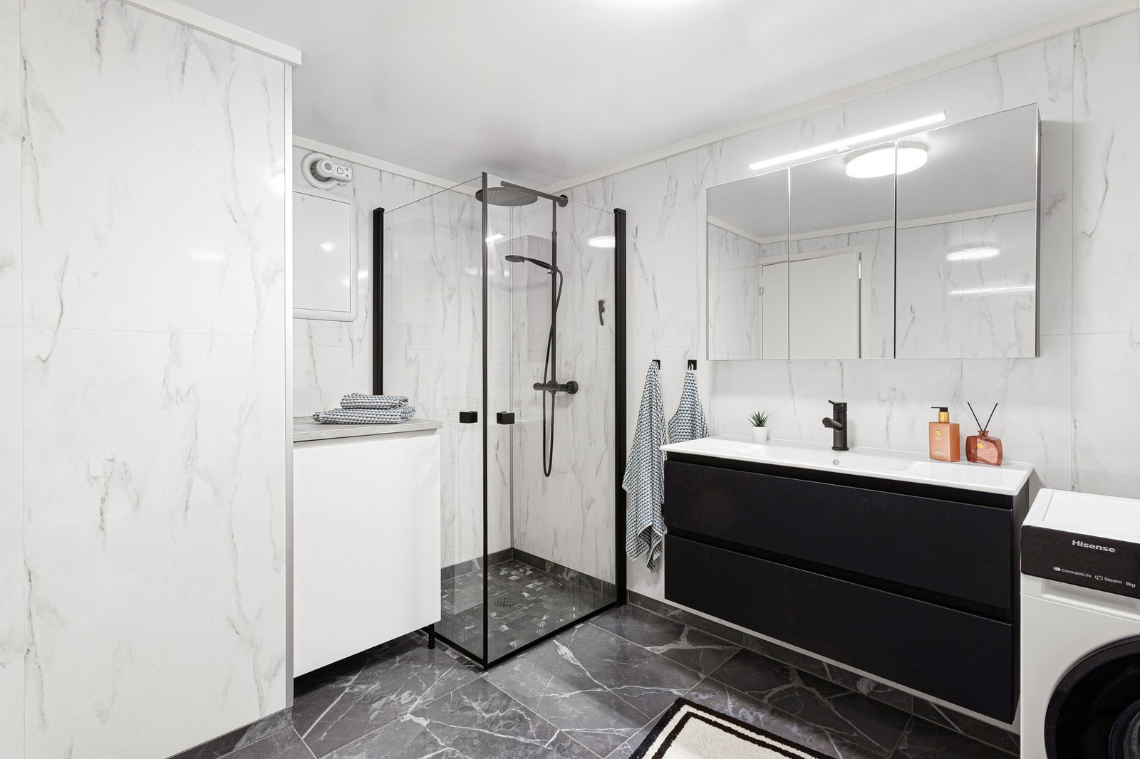 Tidsriktige materialvalg kombinert med mørke detaljer gir badet et stilfullt og moderne preg. Galleribilde