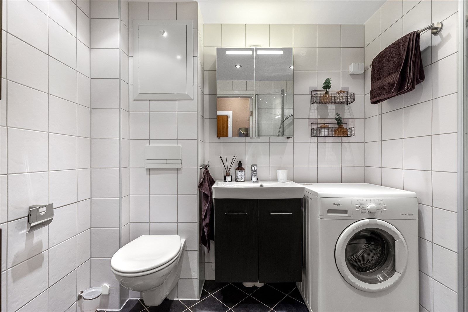 Badet fremstår som pent og lyst, med behagelige varmekabler i gulv. Galleribilde