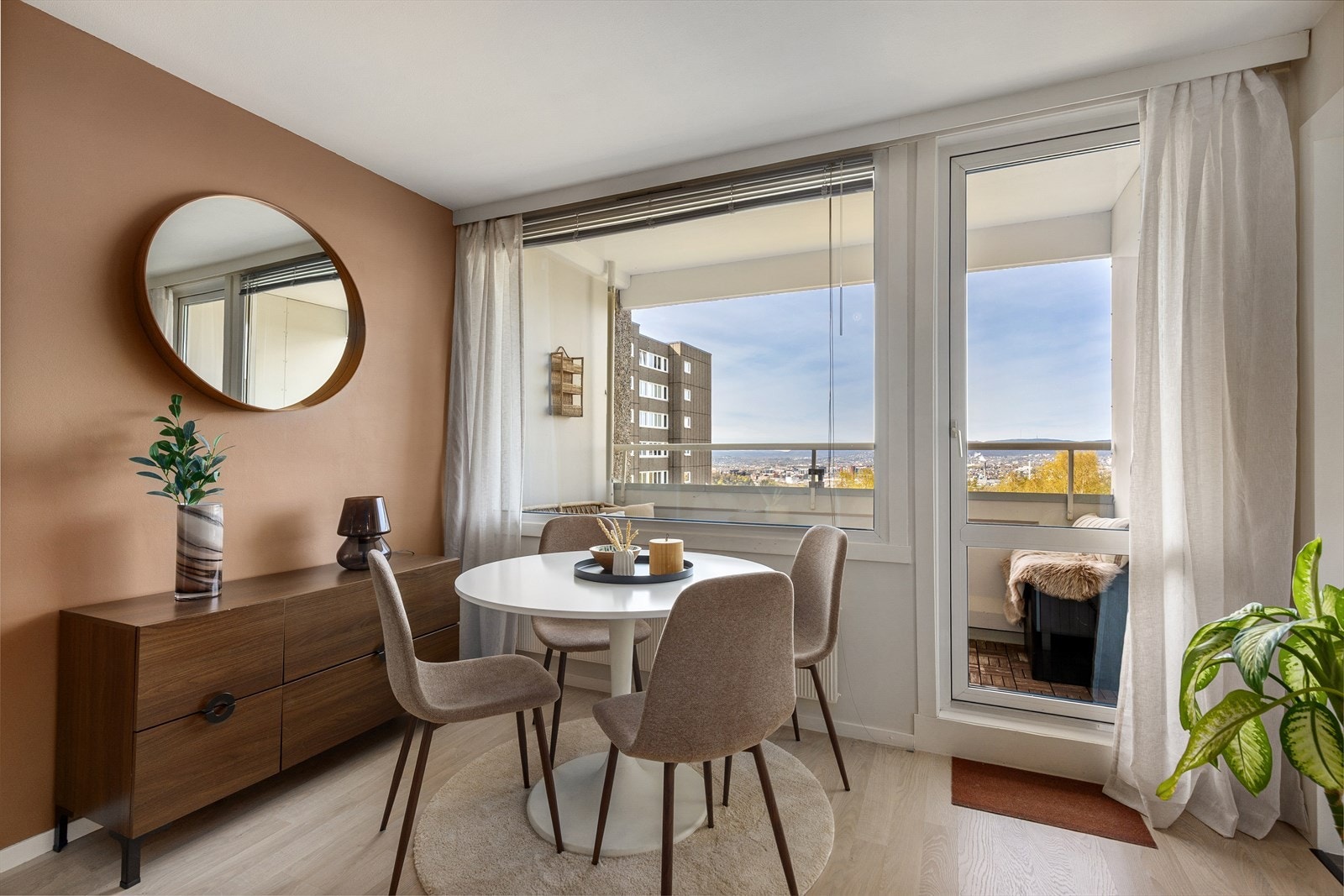 Det er god plass til spiseplass, godt egnet for sosiale sammenkomster. Galleribilde