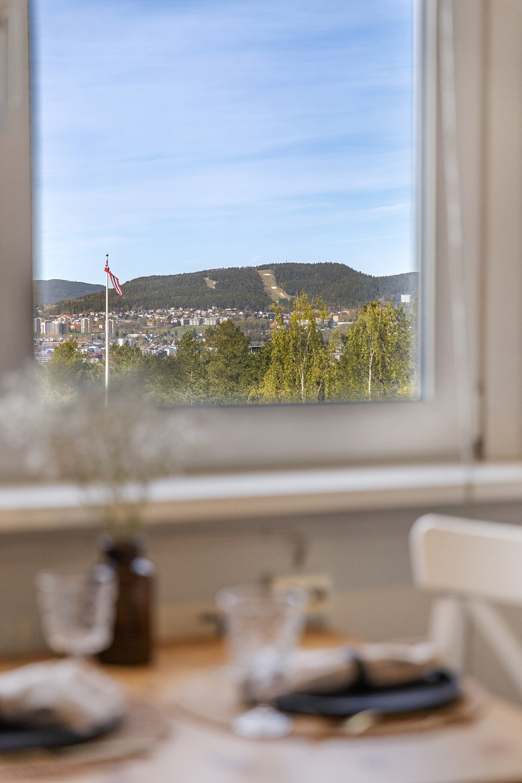 Også fra kjøkkenbordet kan man nyte den flotte utsikten. Galleribilde