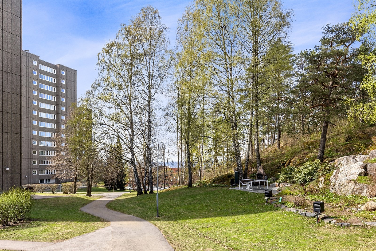 Fellesarealene er pent opparbeidet med gressplen, sittebenker, beplantning og asfalterte veier. Galleribilde