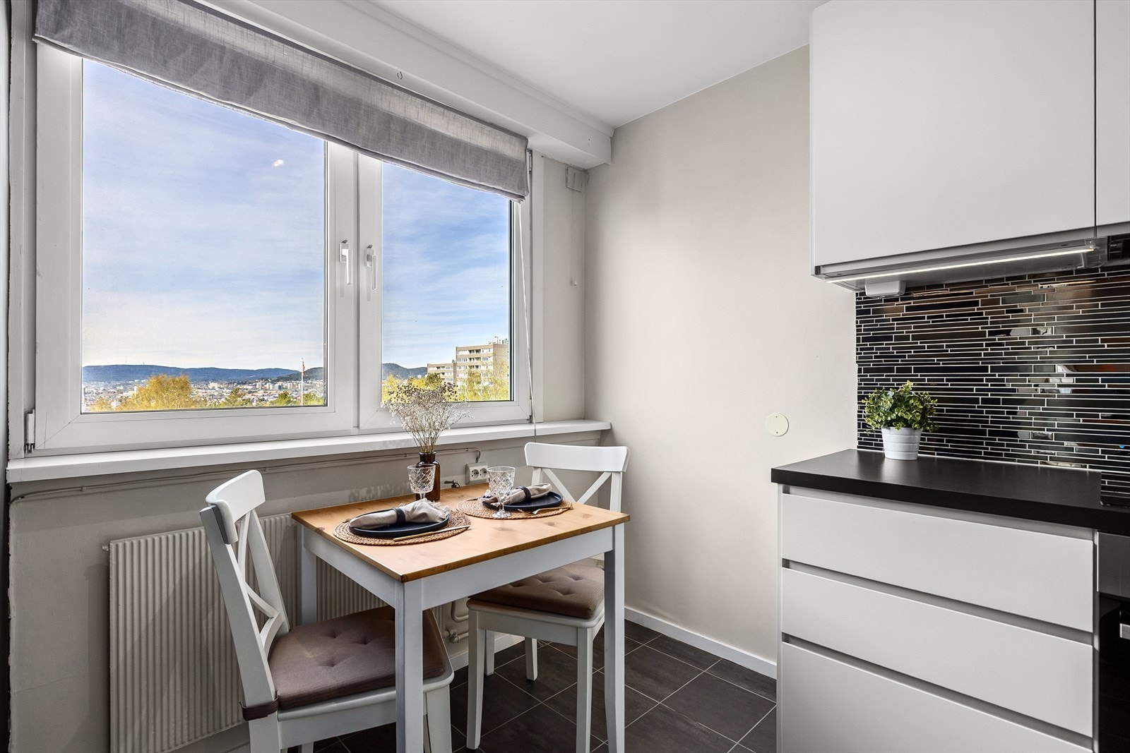 Det er også plass til en spiseplass, hvor man kan nyte en flott utsikt, noe som gjør kjøkkenet til et hyggelig oppholdsrom i hverdagen. Galleribilde