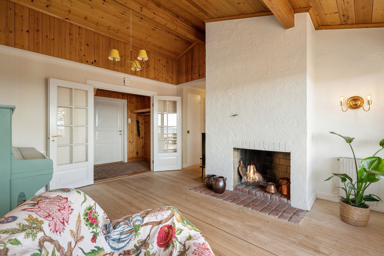Peisen i stuen bidrar til ekstra varme og hygge på kalde vinterdager. Galleribilde