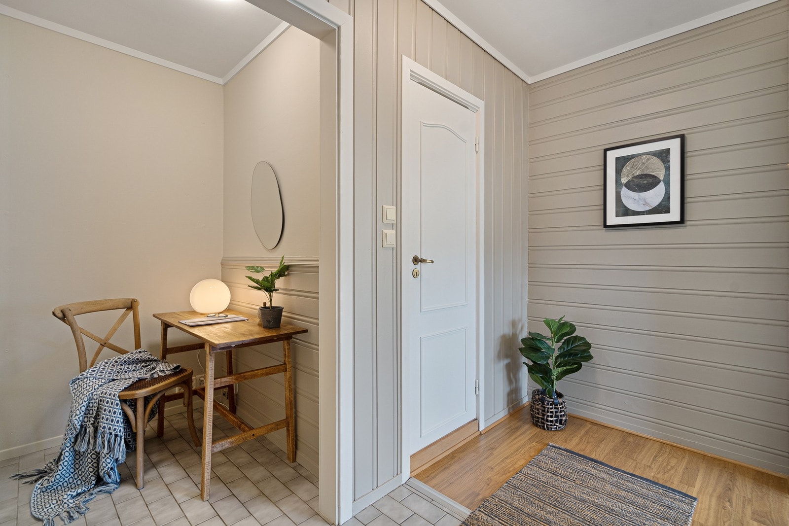 Romslig entré/gang med "garderobekrok" Galleribilde