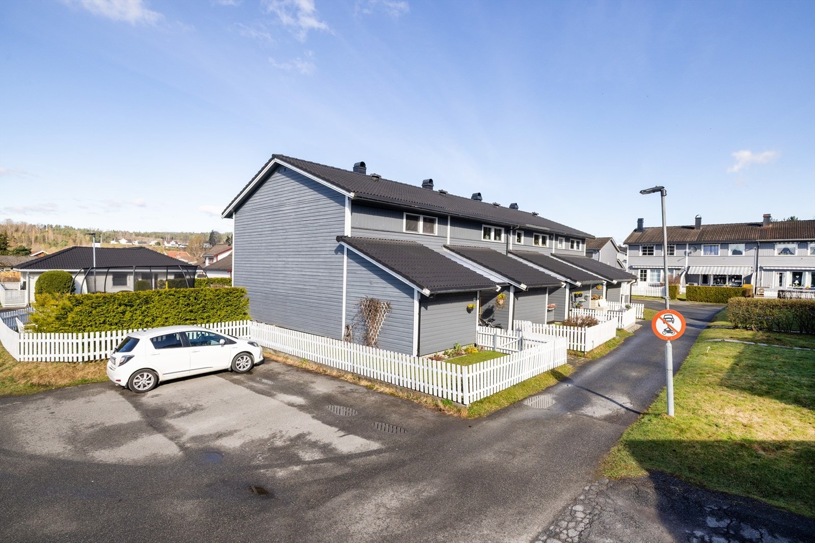 Rekkehuset ligger i et etablert og rolig boligområde. Galleribilde