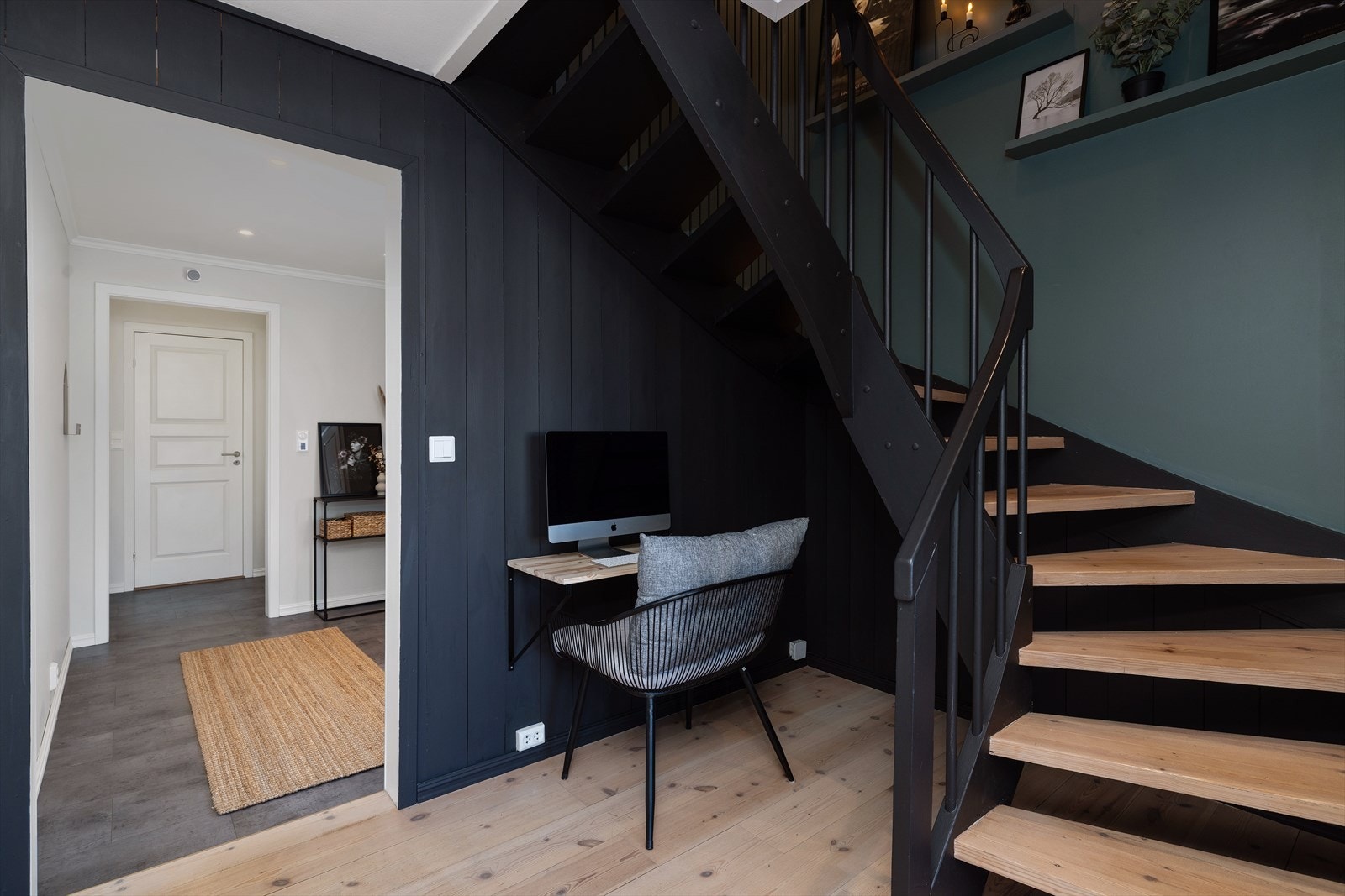 Den malte tretrappen med lakkerte trinn binder de to etasjene sammen på en elegant måte. Galleribilde