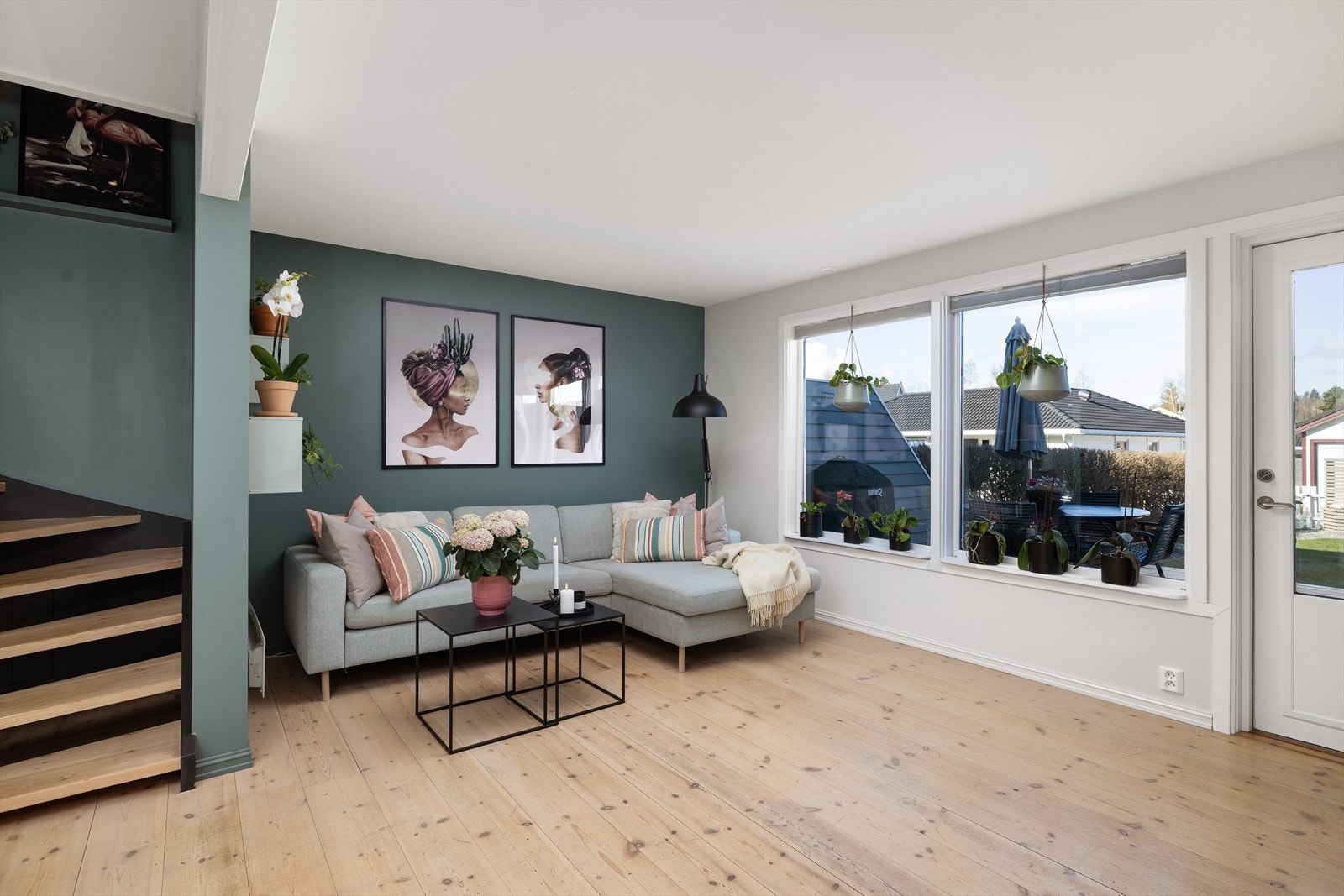 Store vindusflater og utgang til terrassen gir rikelig med naturlig lys inn i stuen. Galleribilde