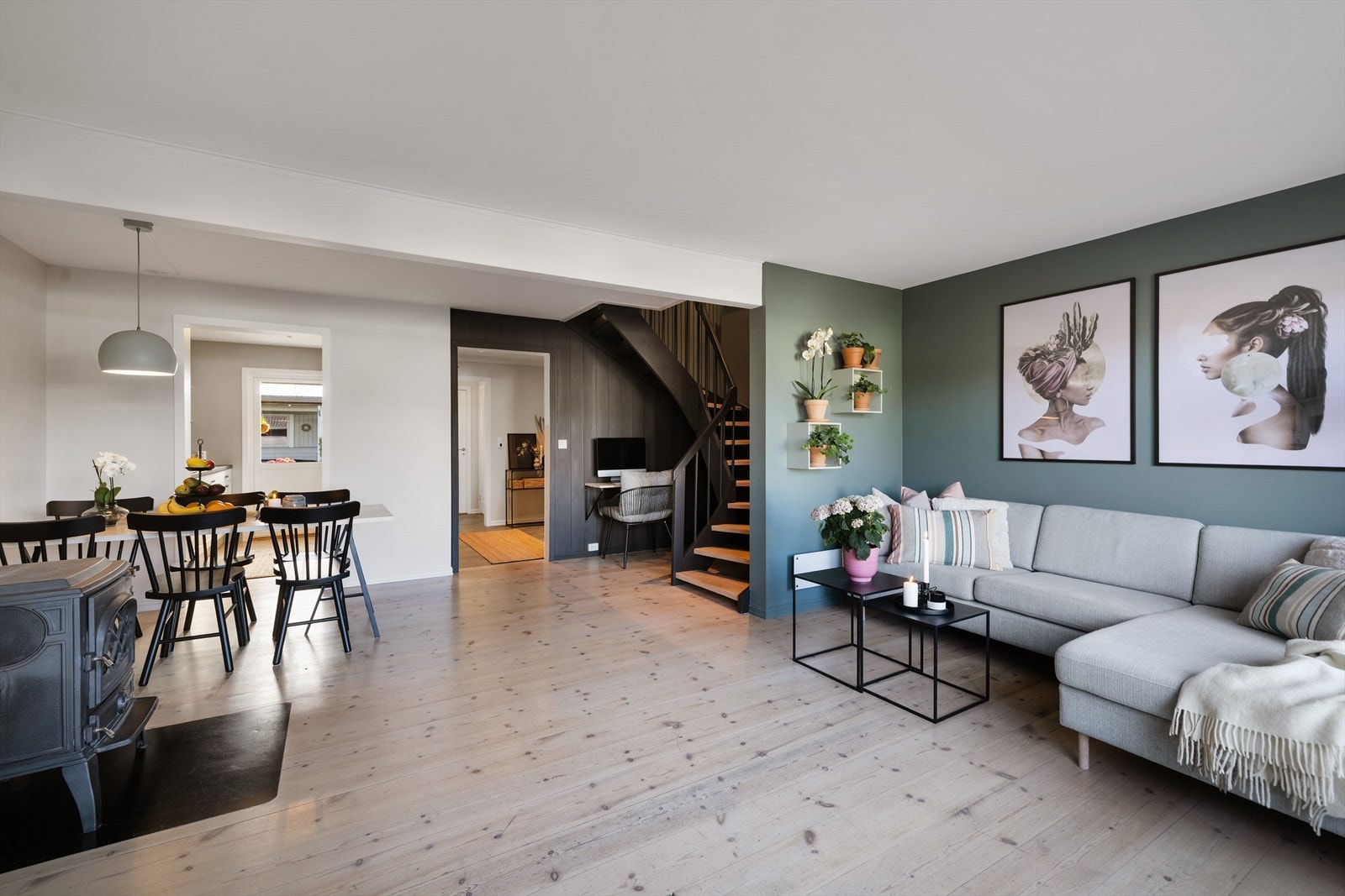 Stuen er boligens samlingspunkt, med god plass til både sofagruppe og en romslig spisestue. Galleribilde