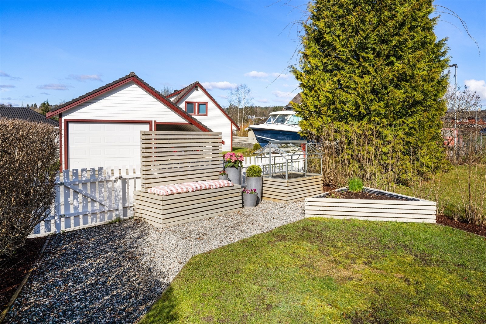 Uteområdet er tilrettelagt med pallekarmer og et lite drivhus for den med grønne fingre. Galleribilde