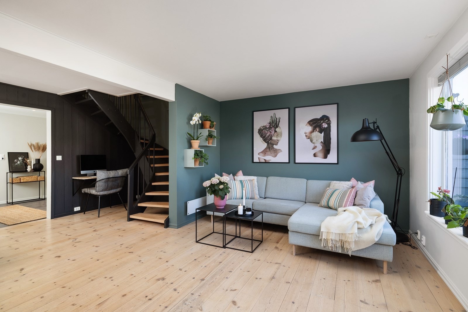 Under trappen er det en smart utnyttet krok, perfekt for en liten hjemmekontorplass. Galleribilde