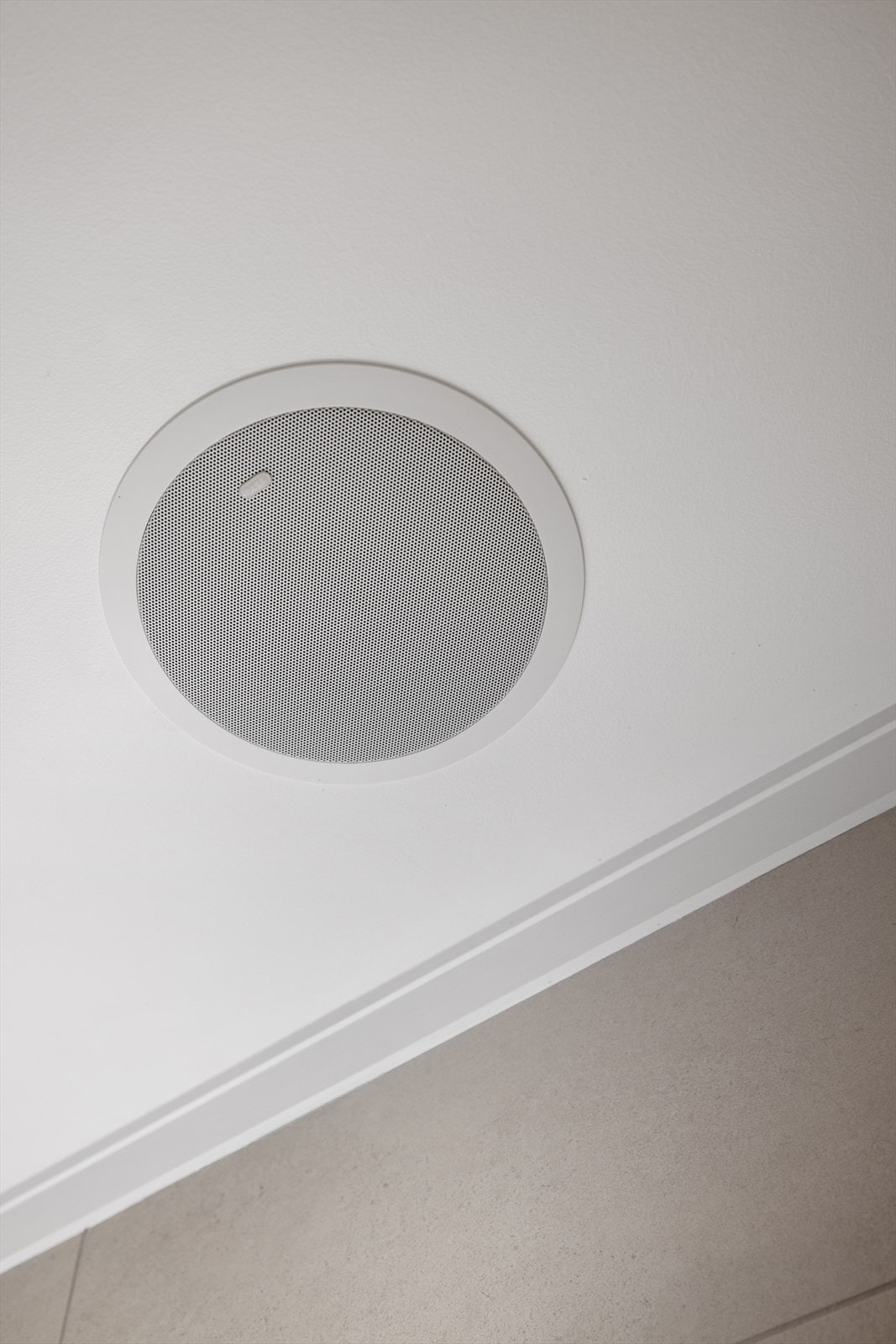 Takmonterte høyttalere på badet gir en ekstra detalj for komfort i hverdagen. Galleribilde