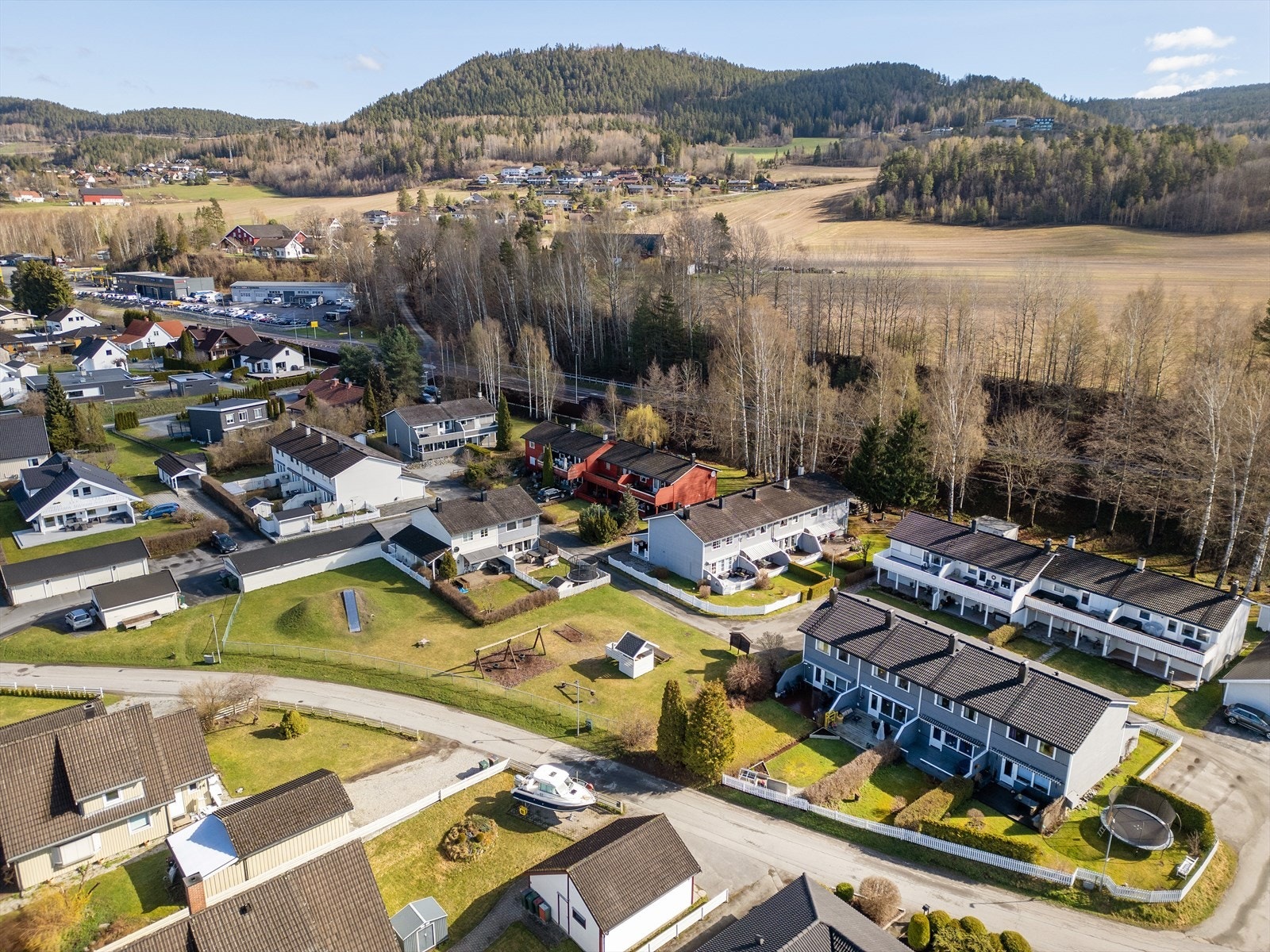 Omgitt av grøntområder og med kort vei til både natur og sentrum. Galleribilde