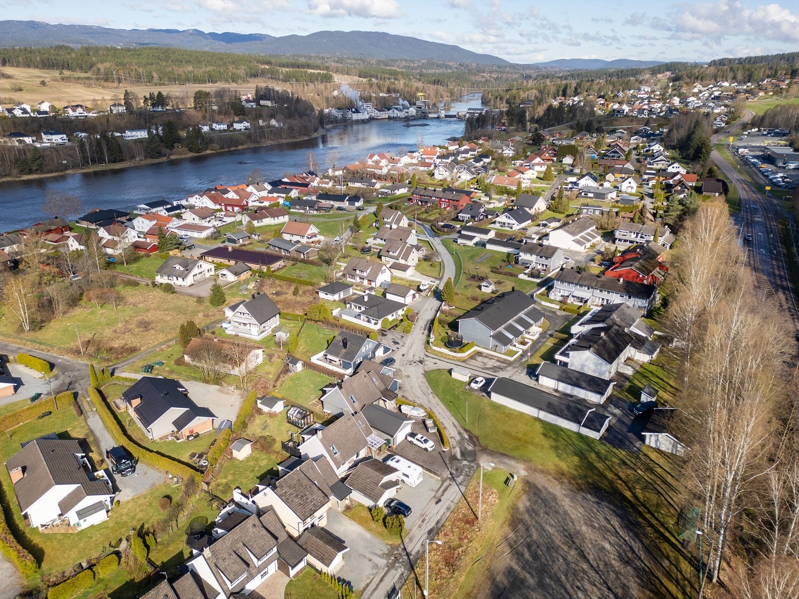 Kort vei til Hokksund sentrum med alle servicetilbud og Hokksund stasjon for pendlere. Galleribilde