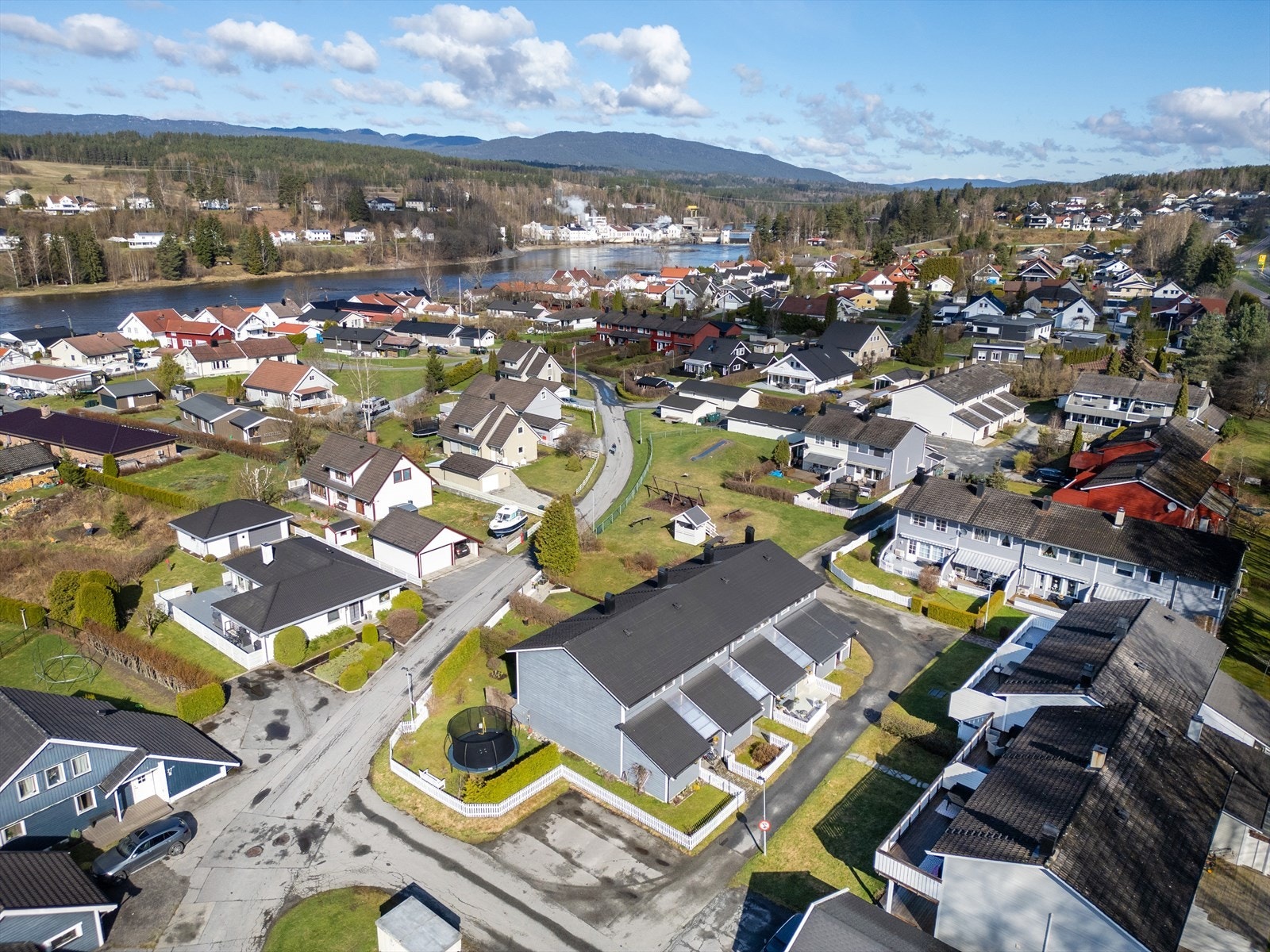 En oversikt som viser boligens plassering i feltet, med garasjerekken i bakkant. Galleribilde