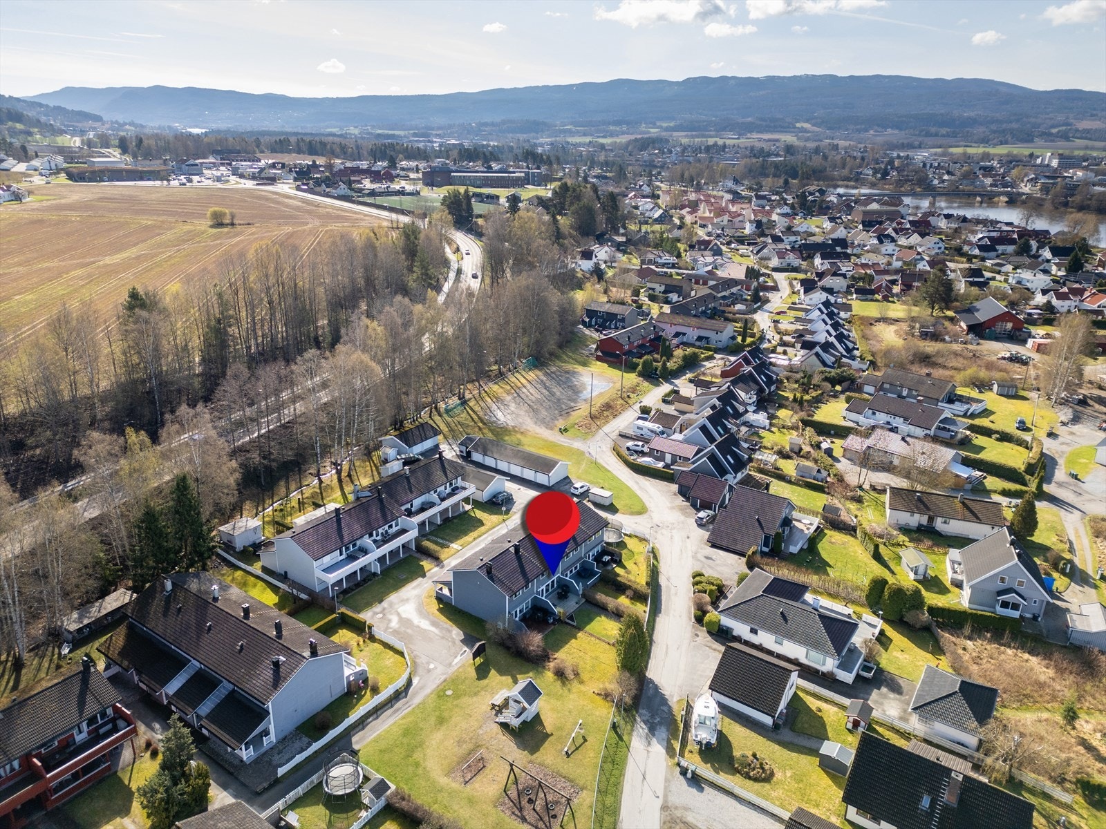 Boligen har en sentral og attraktiv beliggenhet i et veletablert boligområde i Hokksund. Galleribilde