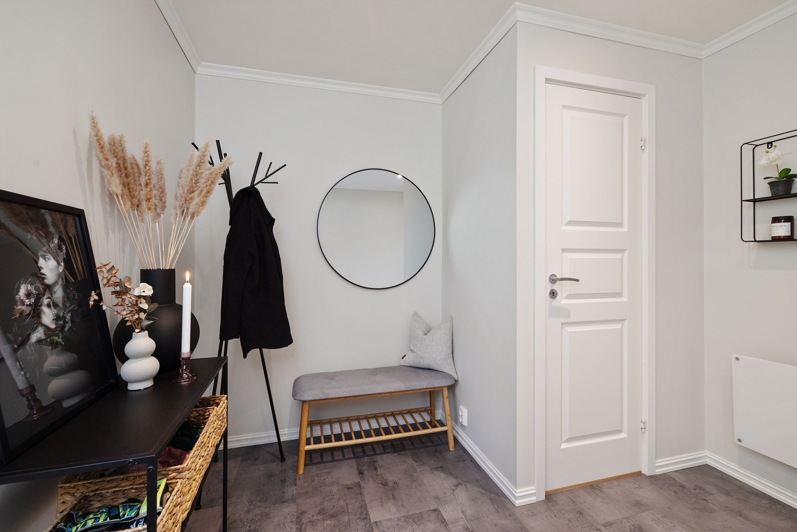 Gangen har behagelig gulvvarme og er romslig nok for garderobeløsninger. Gulvet er lagt med slitesterke vinylstaver. Galleribilde