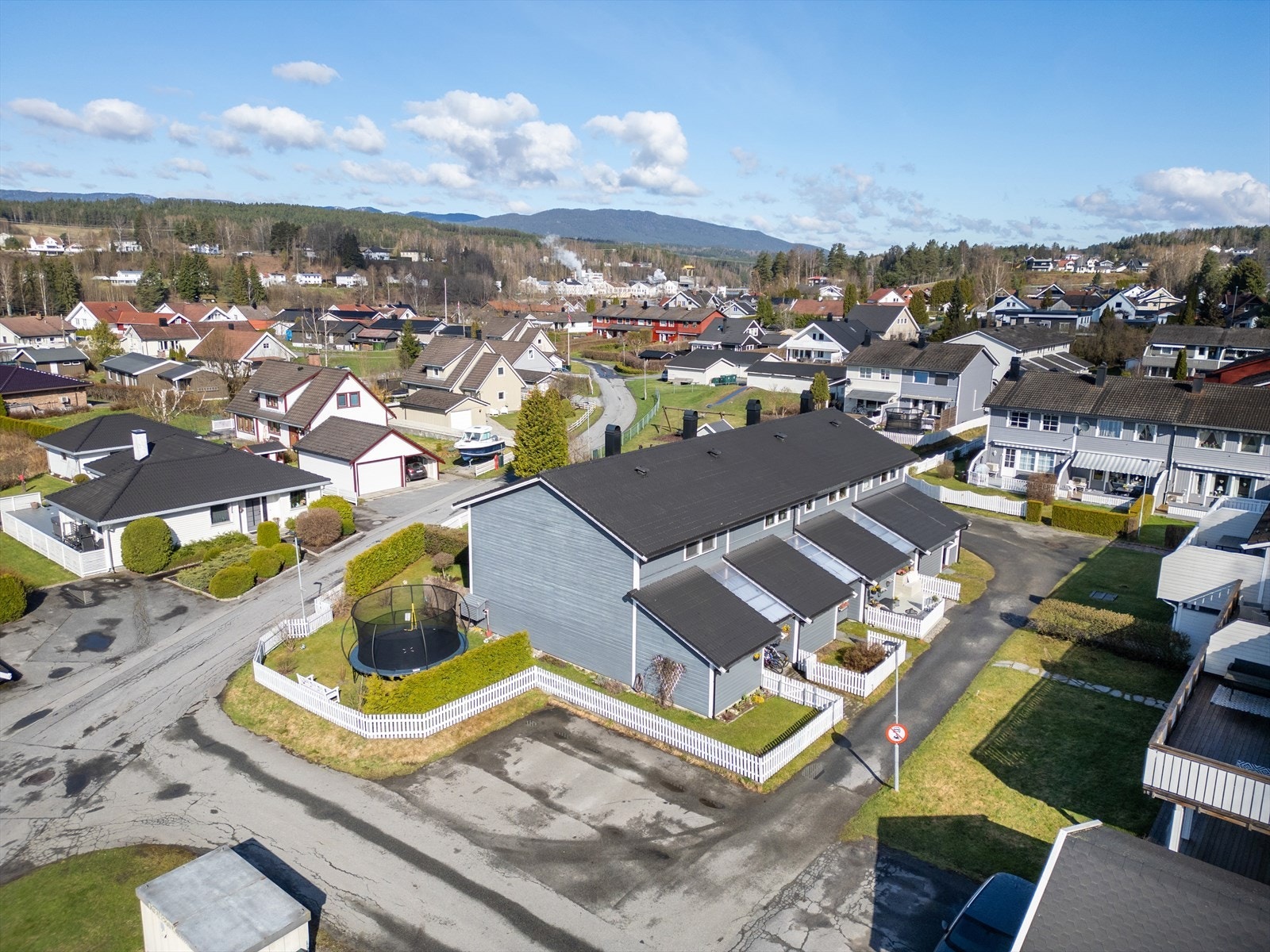 Boligfeltet er pent opparbeidet med interne veier og grøntarealer. Galleribilde