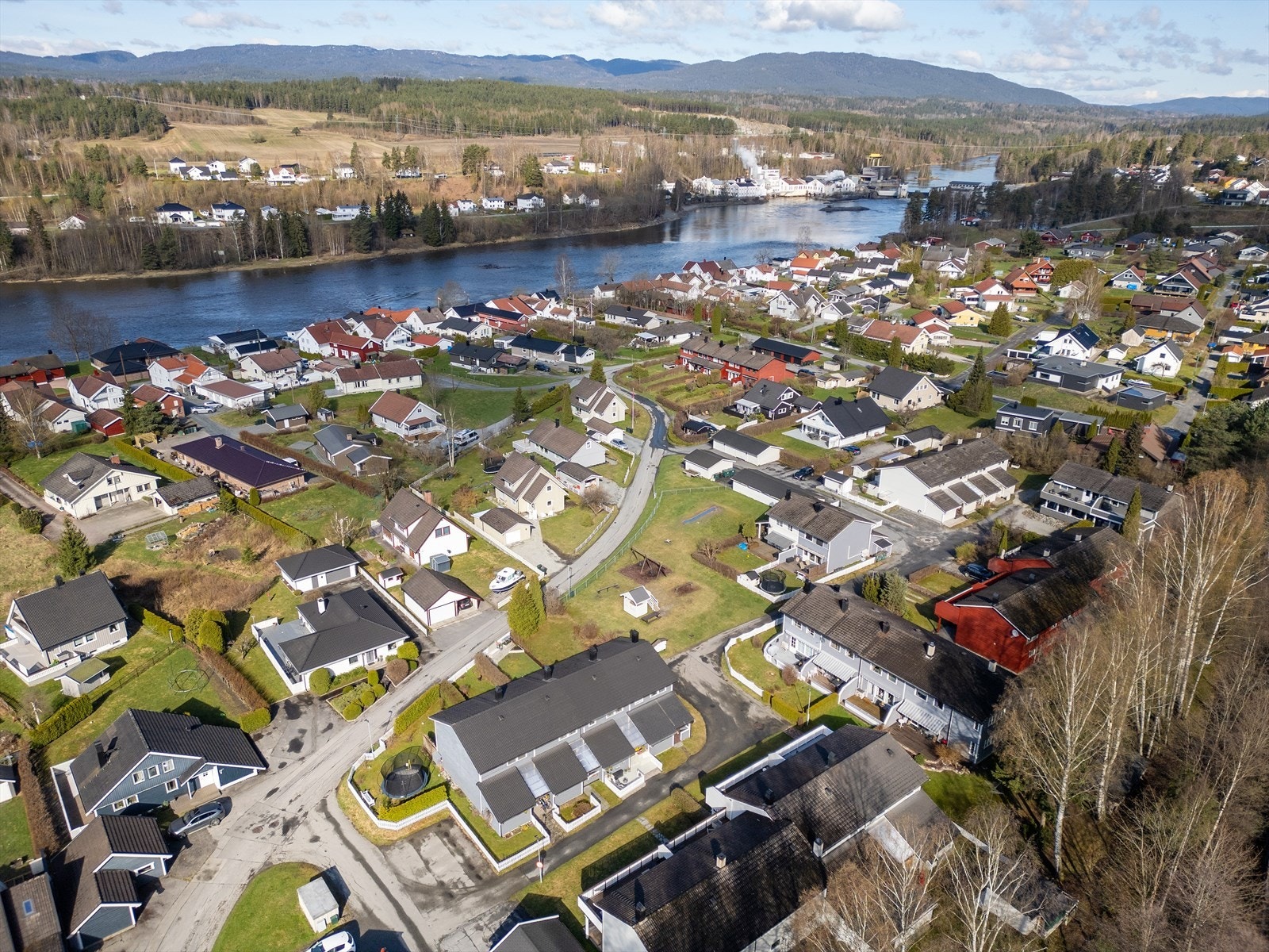 Eiendommen ligger i et område med nærhet til elven og fine turmuligheter. Galleribilde