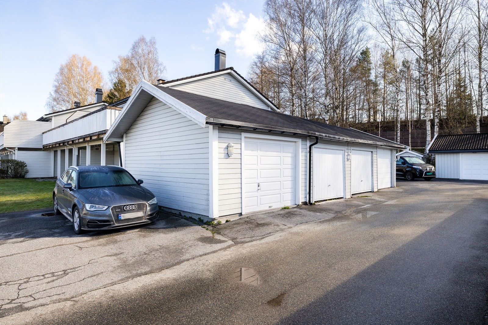 Med boligen følger en garasjeplass i felles rekke, som gir trygg parkering og ekstra lagringsplass. Galleribilde