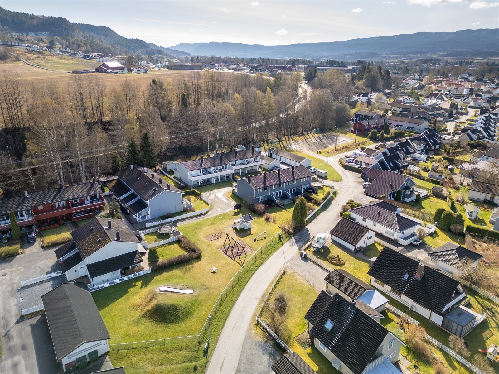 Flere skoler og barnehager ligger innen kort avstand, inkludert Hokksund barneskole og Lerberg barnehage. Galleribilde