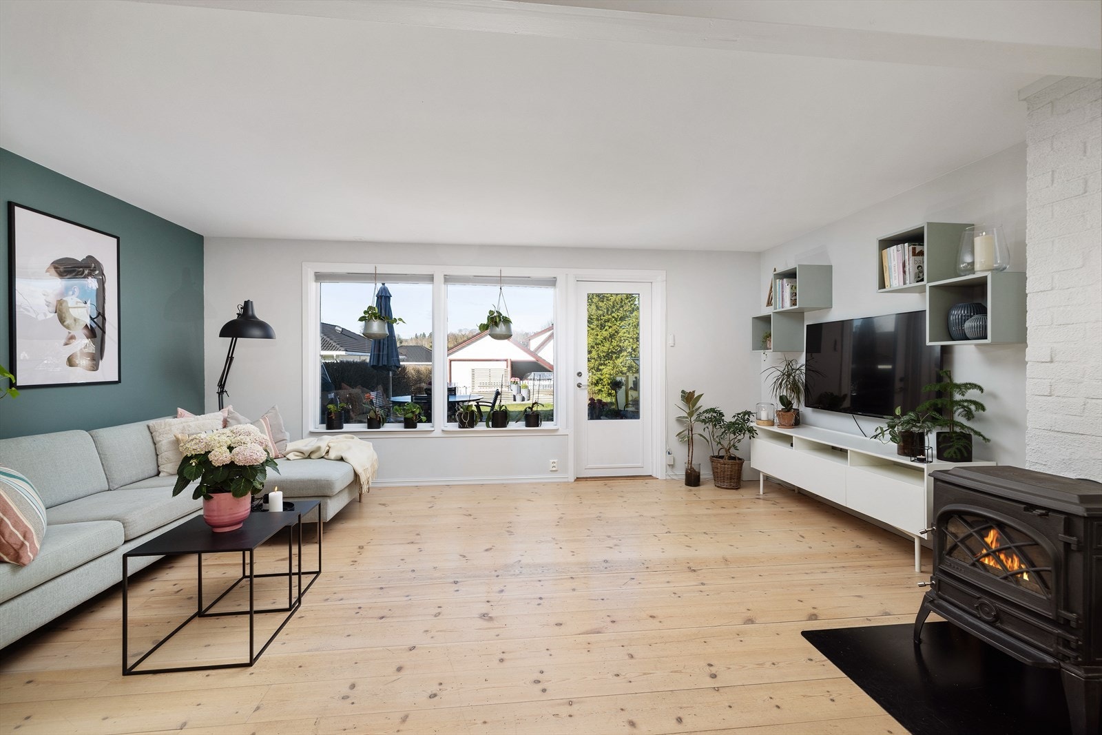 Stuen har en åpen og luftig romfølelse, med flere møbleringsmuligheter. Galleribilde
