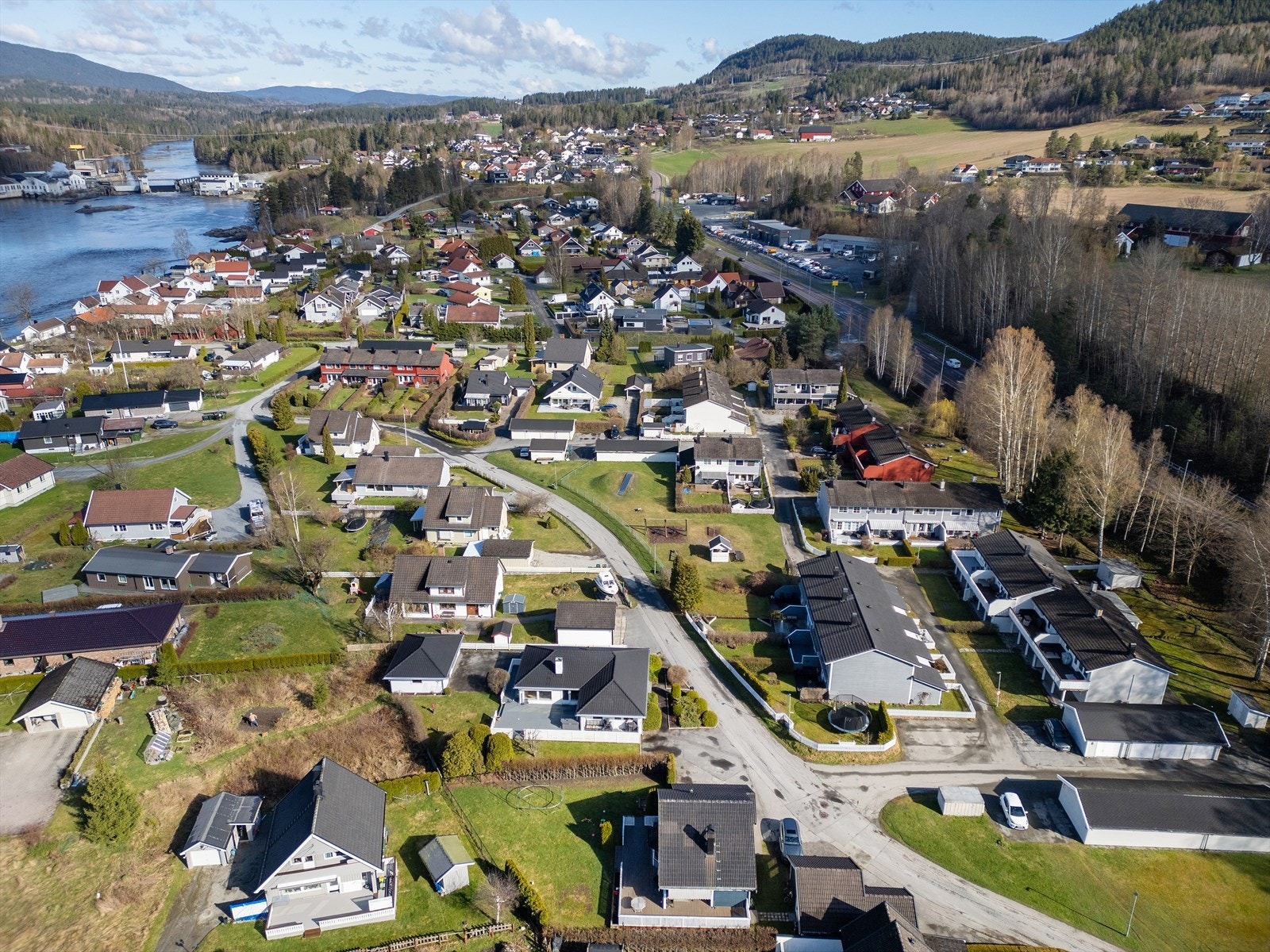 Fra eiendommen er det gangavstand til dagligvarebutikker som Kiwi og Coop Prix, begge ca. 800 meter unna. Galleribilde