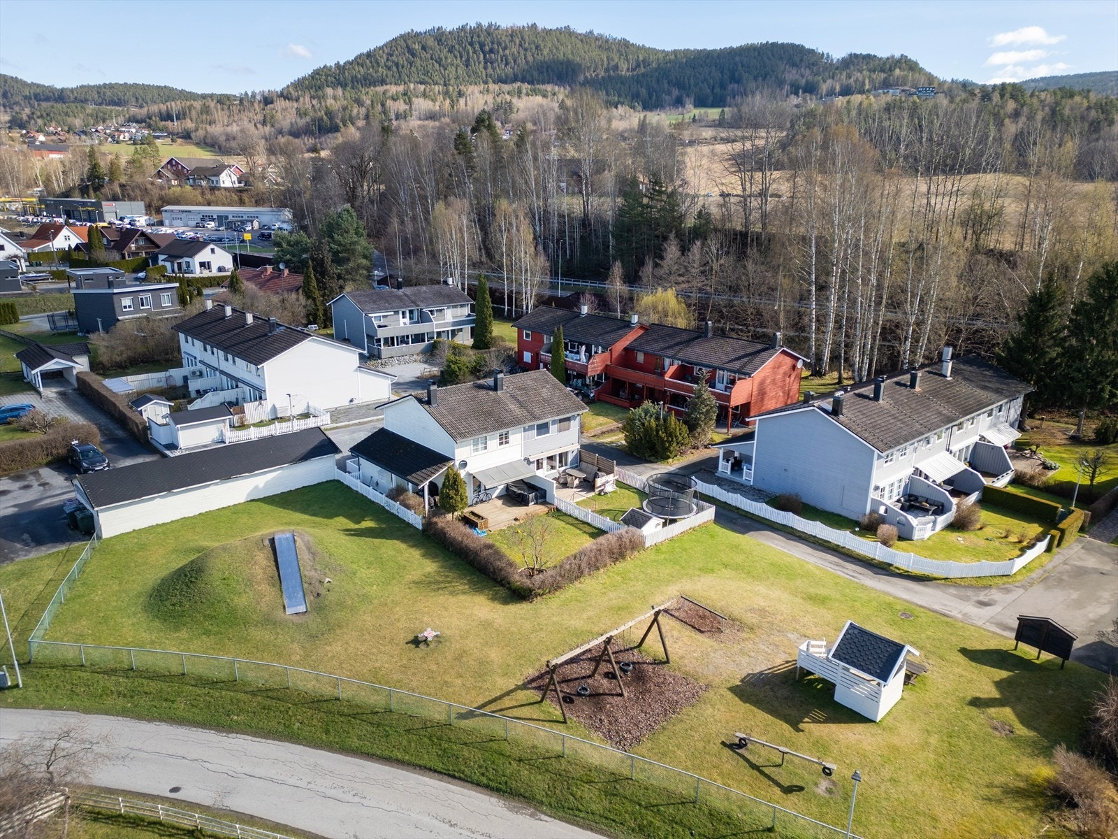 Nærområdet er svært barnevennlig, med lekeplass like utenfor døren. Galleribilde