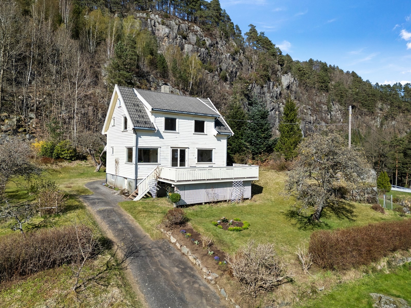 Fasade og hage. Galleribilde
