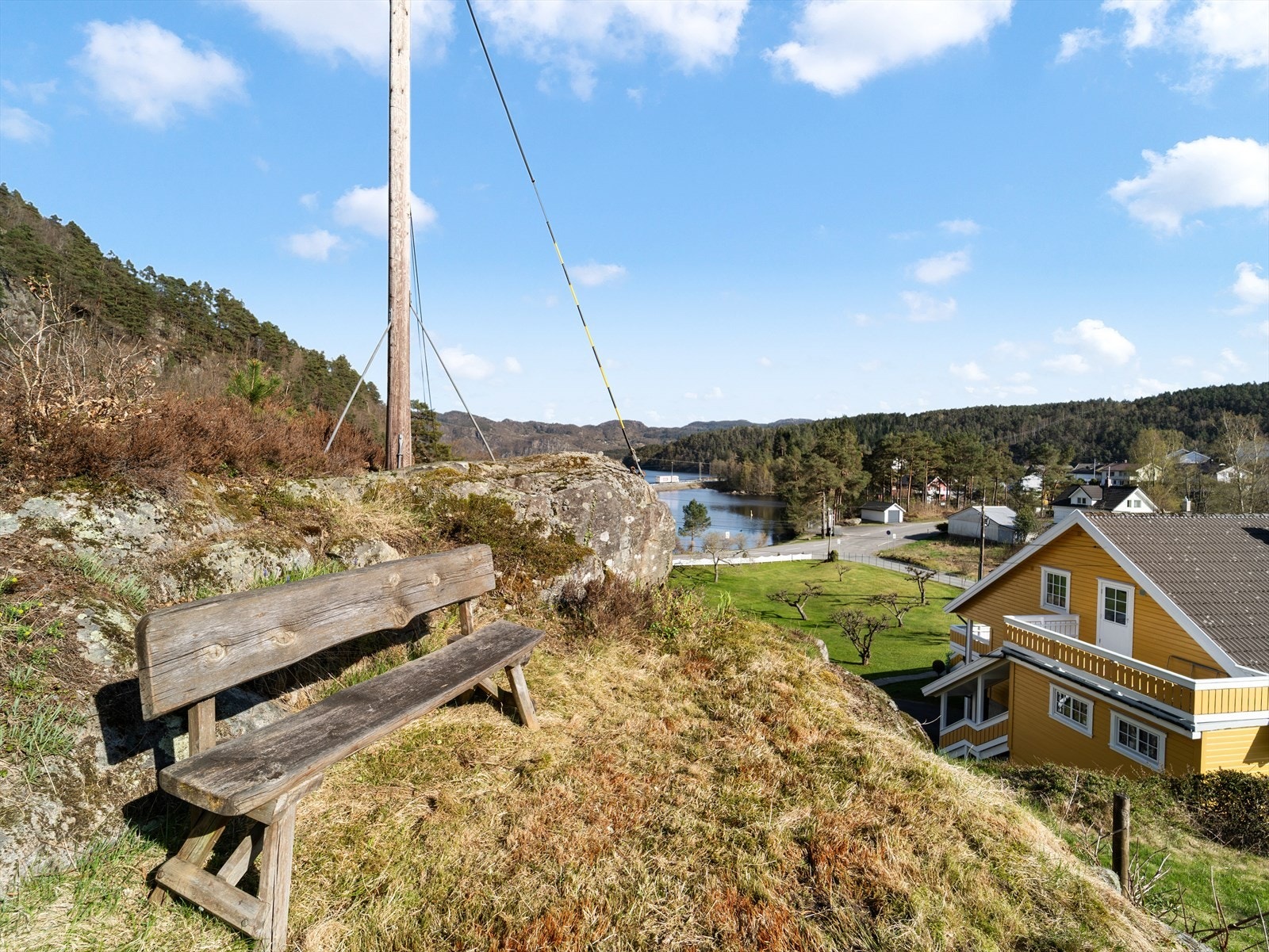 Koselig plass med benk. Galleribilde