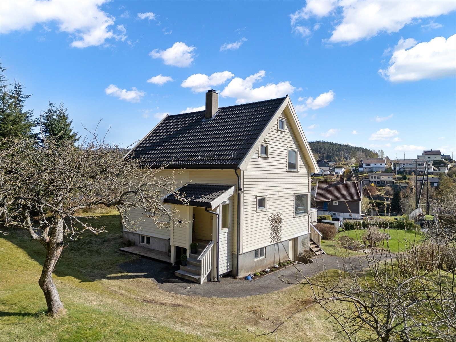 Fasade bakside og innkjørsel. Galleribilde