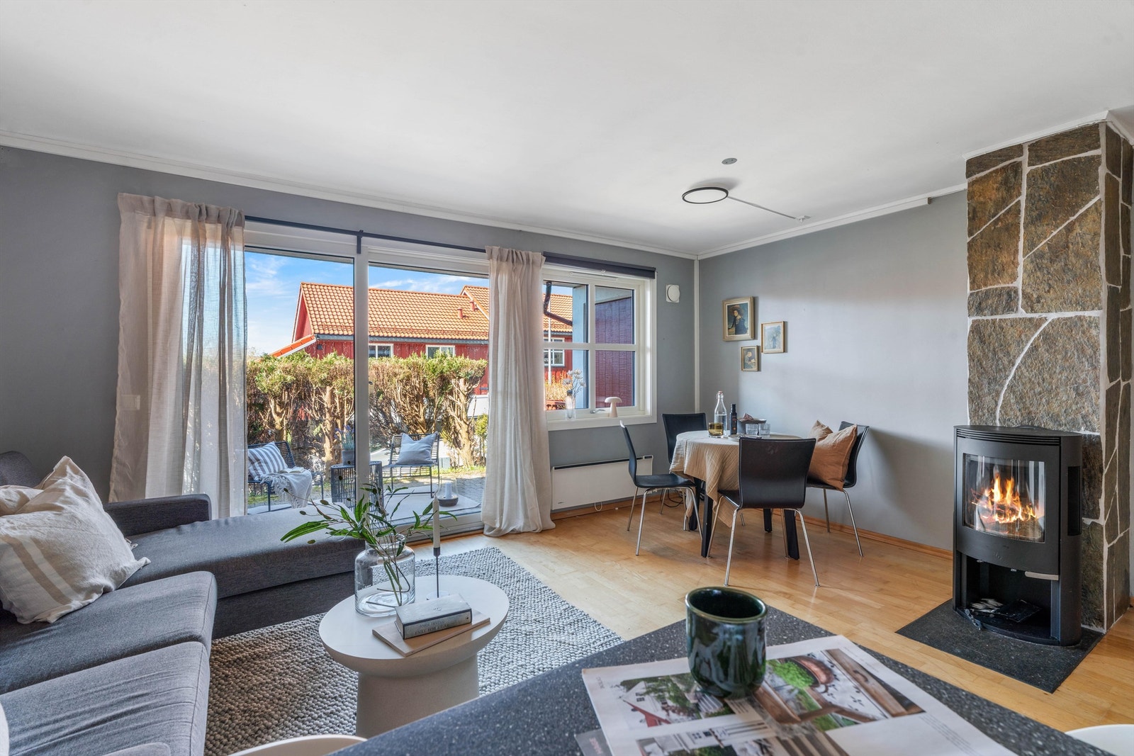 Stuen har god plass til både sofagruppe og en egen spiseplass. Foto: Martin Nordbø. Galleribilde