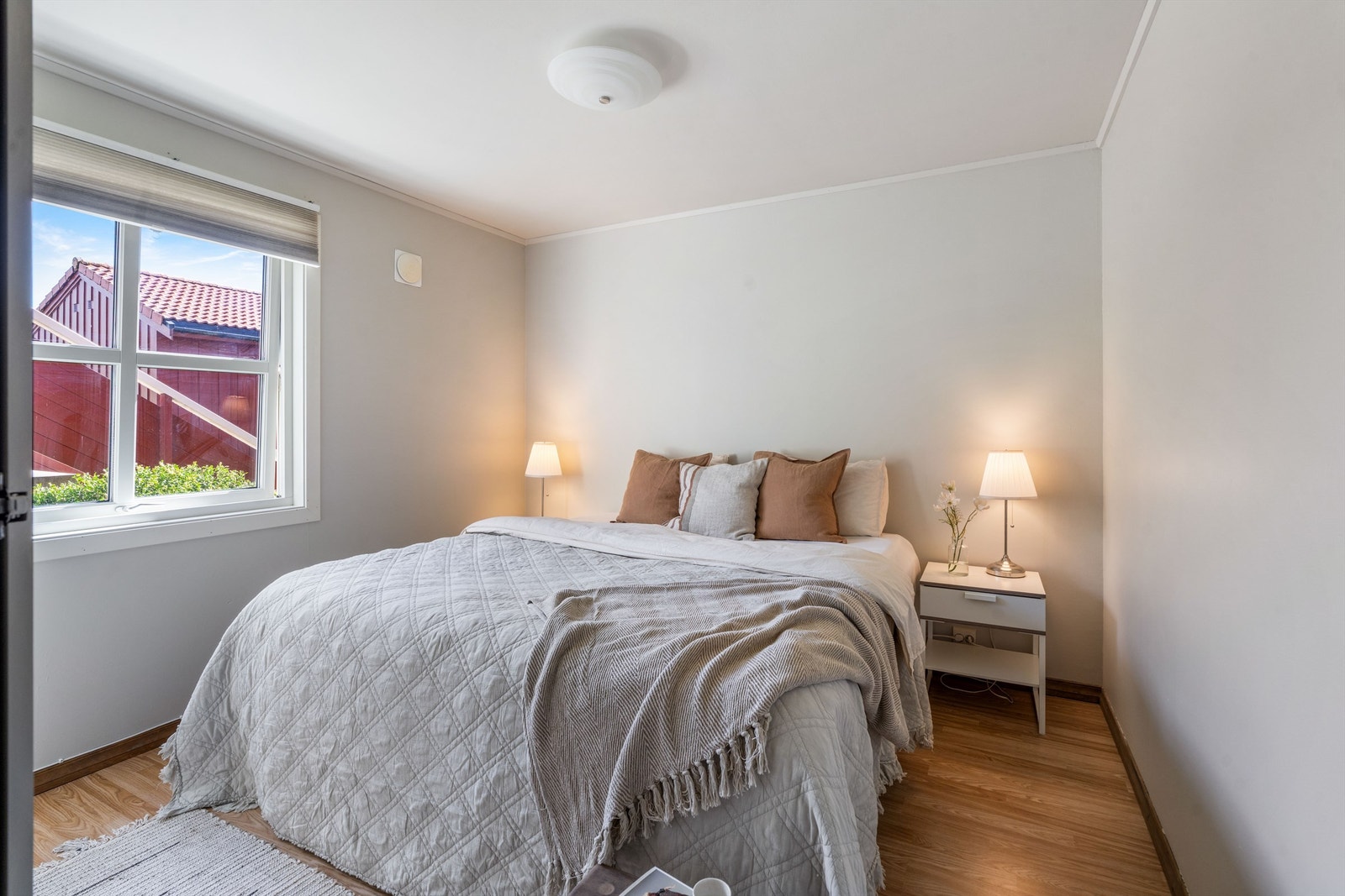Soverommet har laminat på gulvet og plass til dobbeltseng og nattbord. Galleribilde