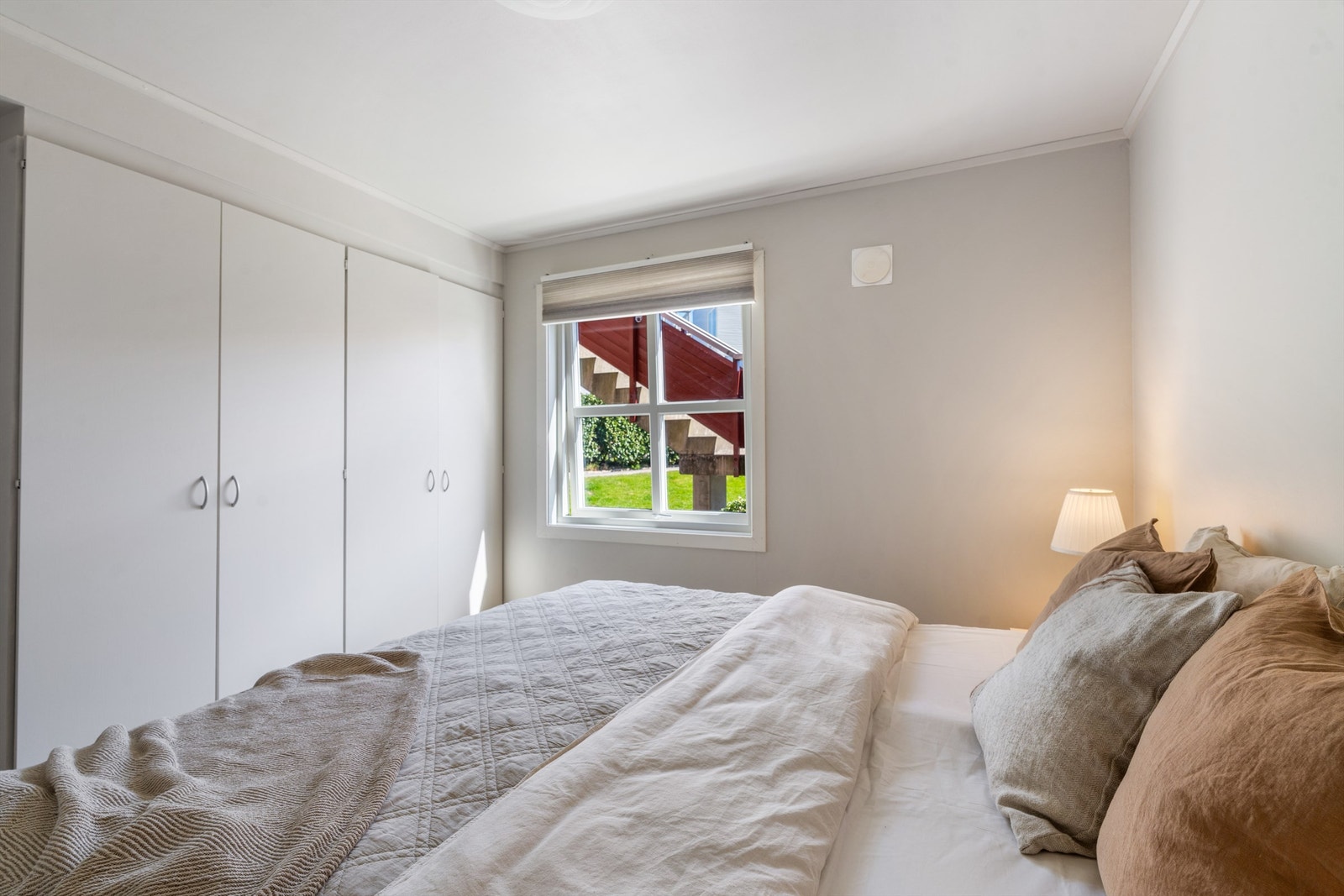 En hel vegg med garderobeskap gir rikelig med oppbevaringsplass. Galleribilde