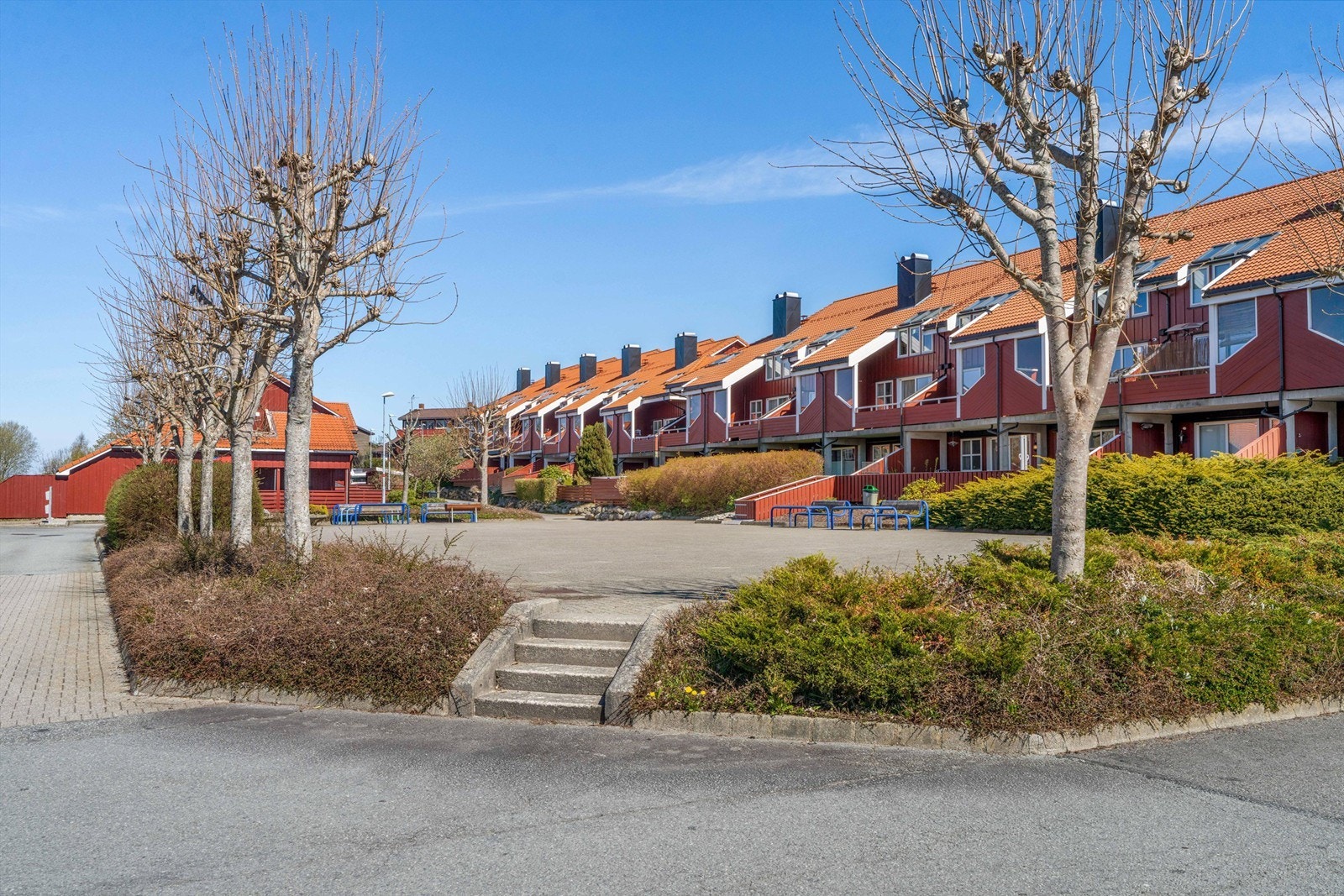 Fra boligen er det kort og trygg gangavstand til både barnehager og skoler, som Vardenes skole og Dusavik barnehage. Galleribilde