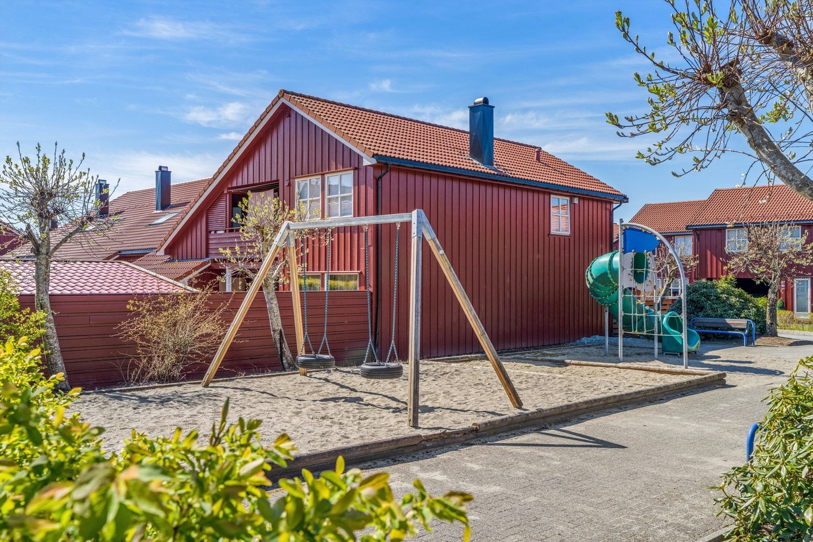 Nærområdet byr på flere lekeplasser og balløkker, som Tastaforen og Kittyhagen, kun få minutters gange unna. Galleribilde