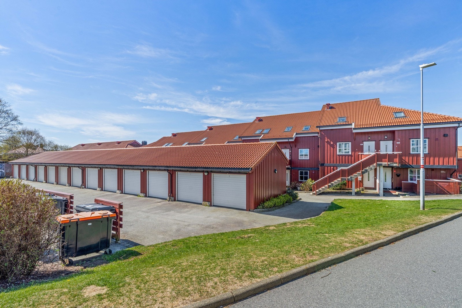 Til leiligheten hører en egen garasjeplass og en ekstern bod i felles anlegg. Galleribilde