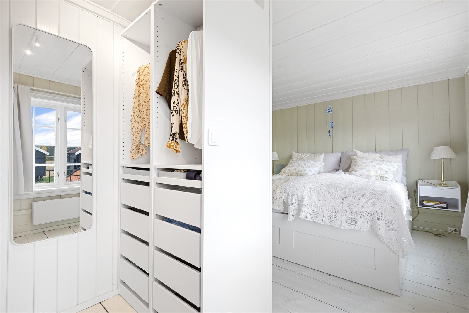 Ett av soverommene har egen walk-in Galleribilde