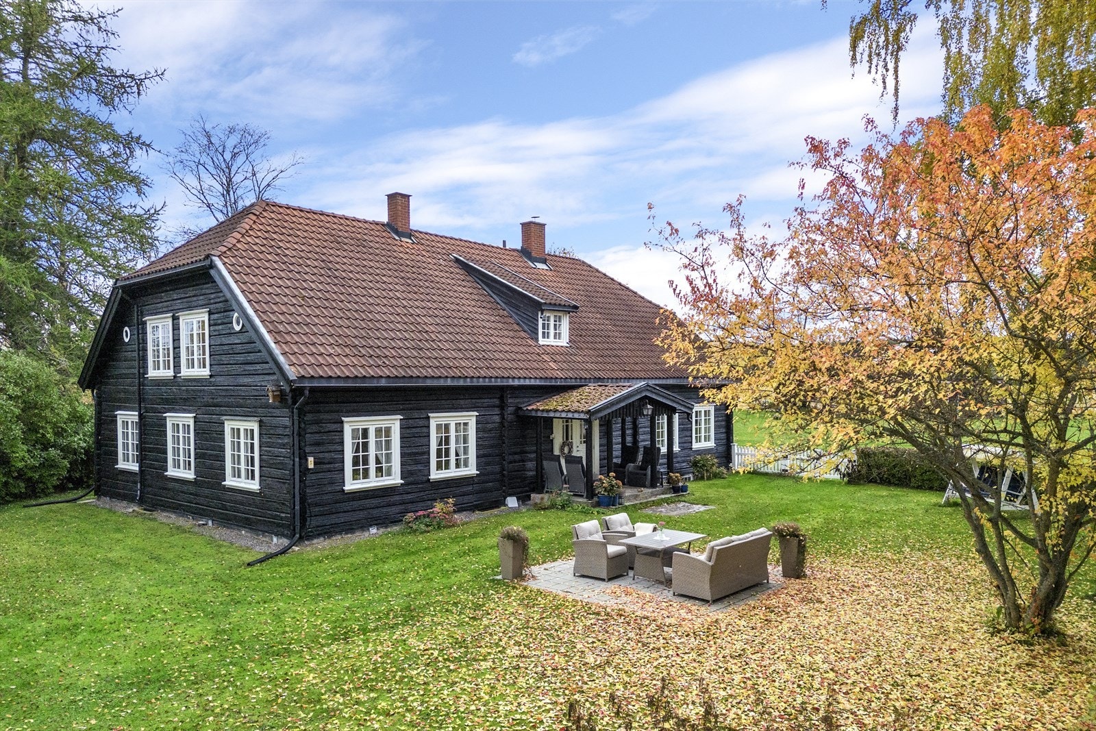 Våningshuset ligger flott til på tunet og ble oppført i ca. 1820 i to etasjer med kjeller, tilbygg i fra 2009 med gang, bad-/vaskerom med direkte utgang og wc Galleribilde