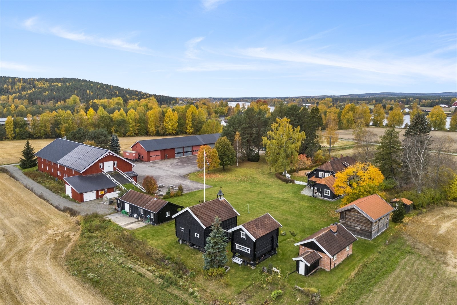 Flott tun med en omfattende bygningsmasse Galleribilde