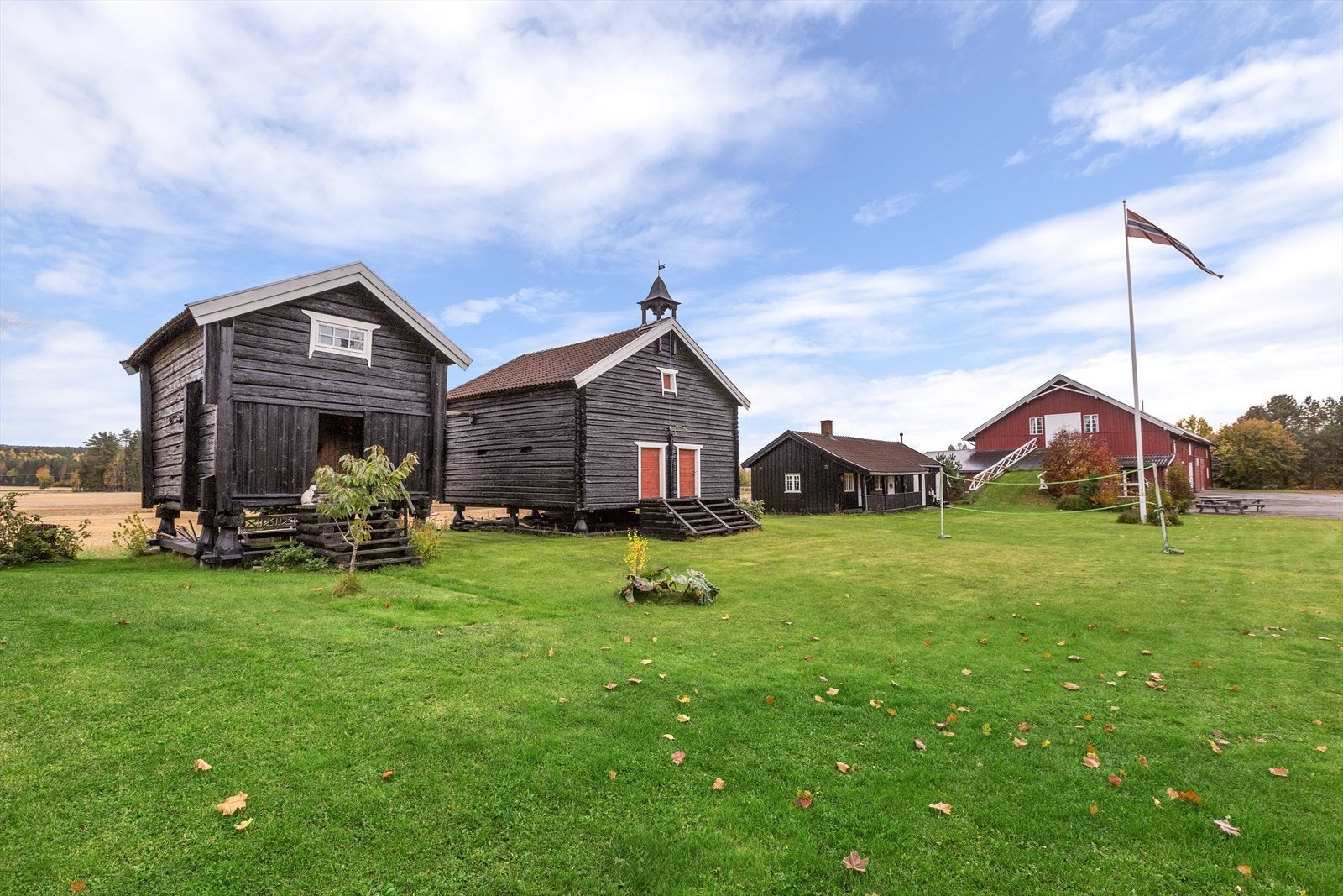 De to stabburene, Bua og Veslebua Galleribilde