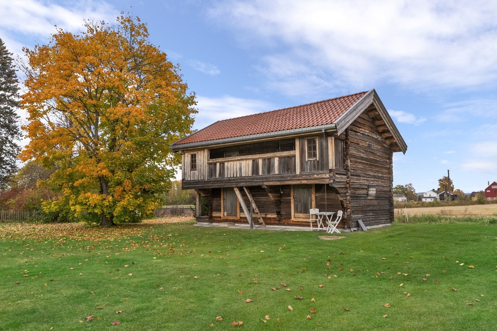 Mettestua - en meget flott bygning som passer godt inn på tunet Galleribilde