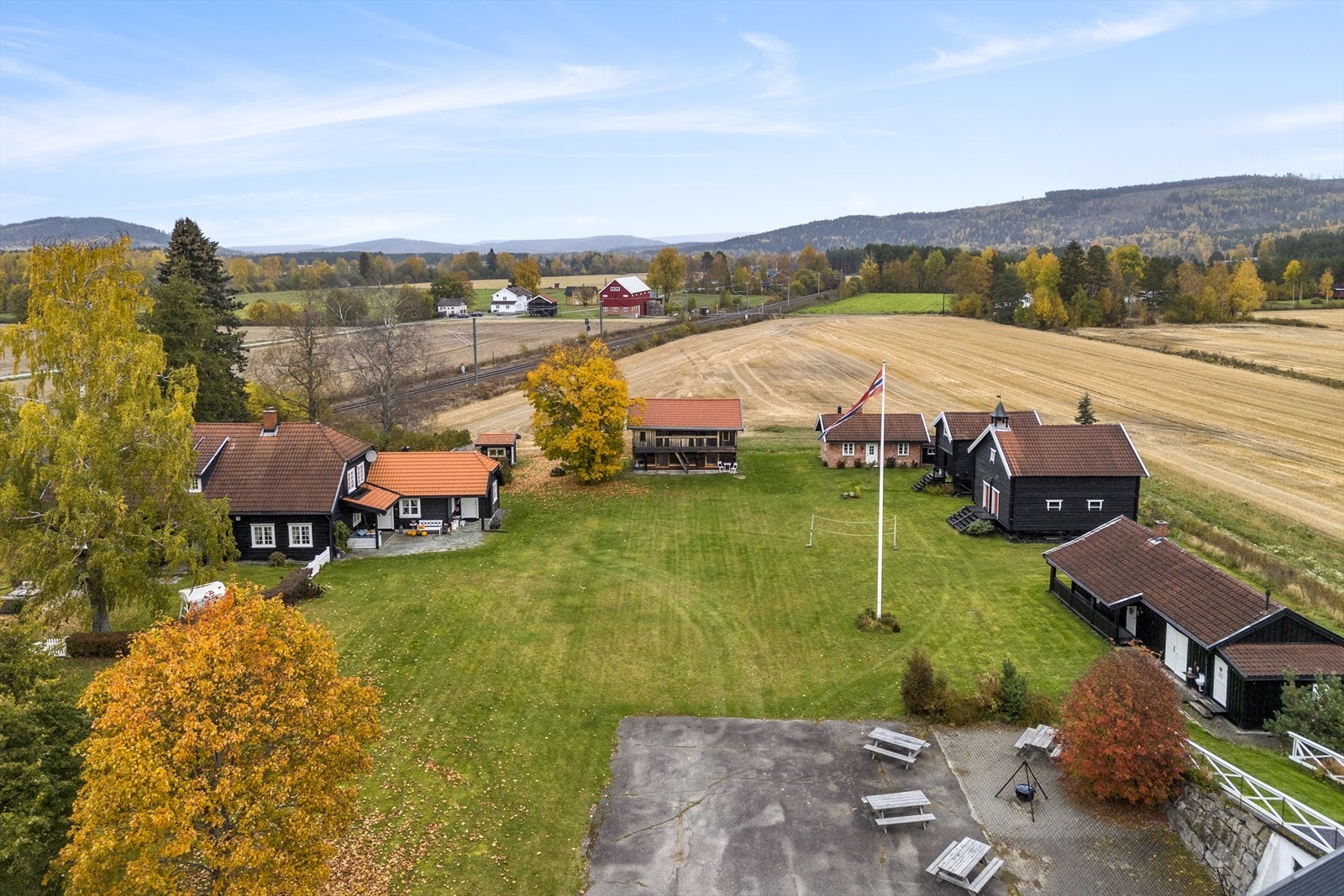 Gårdstunet omkranses av åpne dyrkede arealer og er helt privat Galleribilde