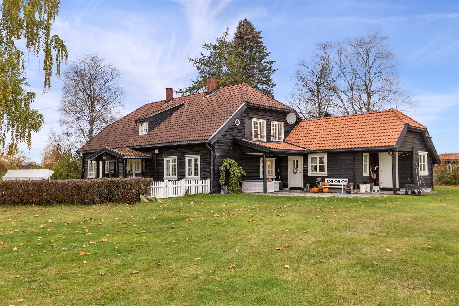 Hovedhuset er stort og innholdsrikt Galleribilde