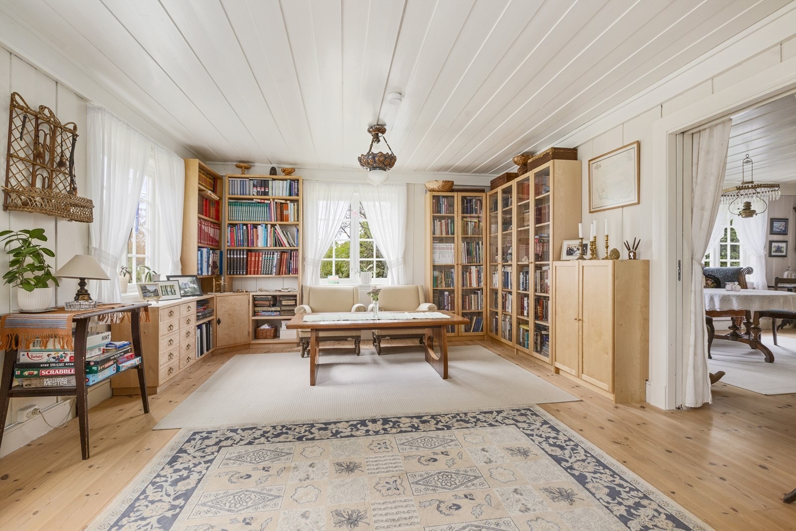 Hovedhuset har en normal god størrelse og standard med bl.a. flere stuer Galleribilde