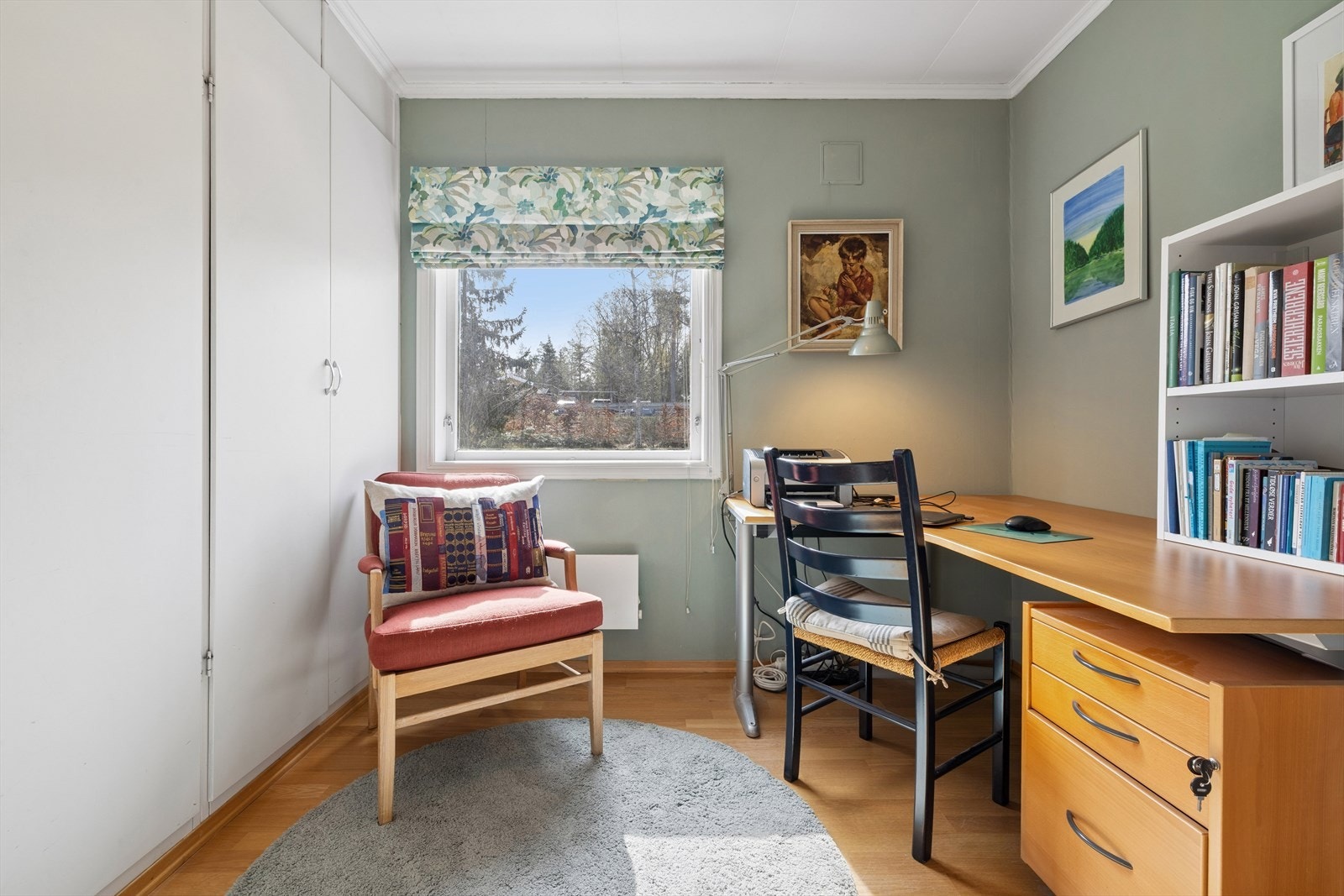 Et av soverommene i første etasje, i dag benyttet som kontor. Galleribilde