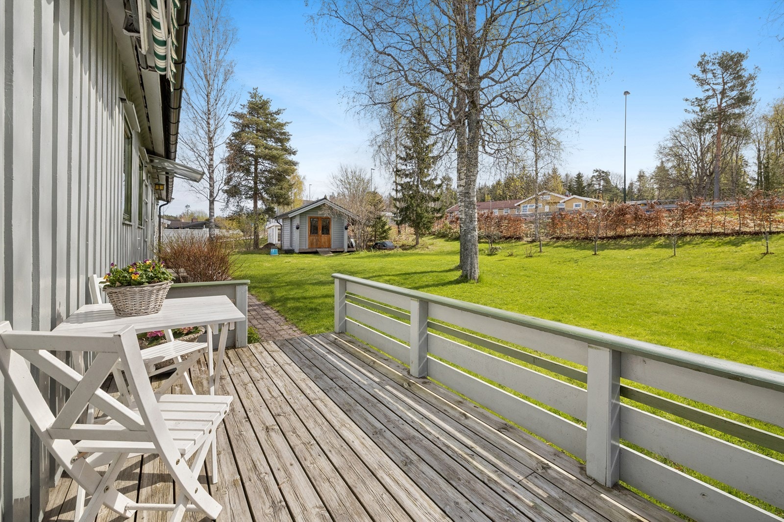 En av flere uteplasser på den store tomten. Her er det rikelig med plass for lek og utendørsaktiviteter. Galleribilde