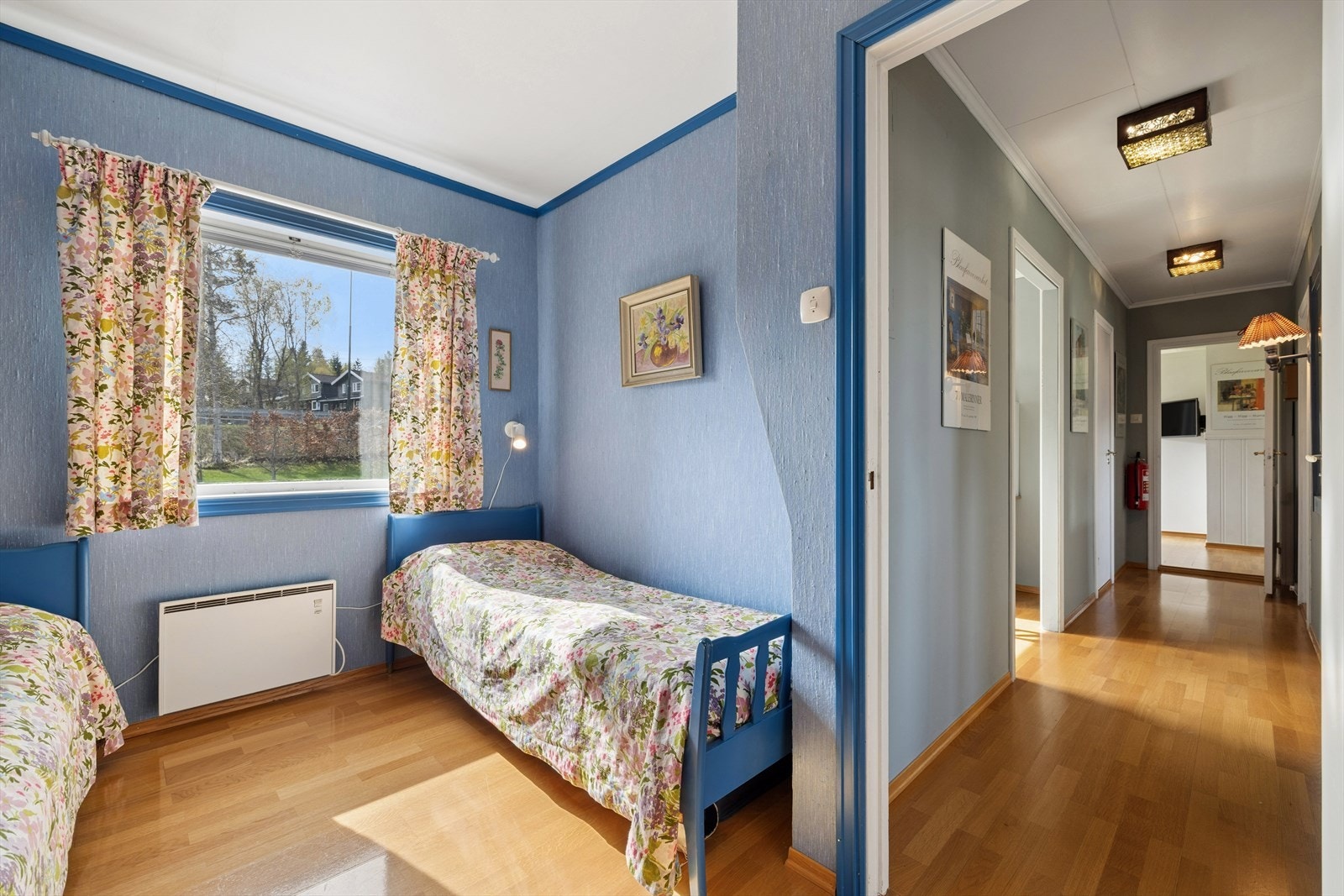 Et av de fire soverommene i første etasje, med parkett på gulv og plass til seng og garderobeløsning. Galleribilde