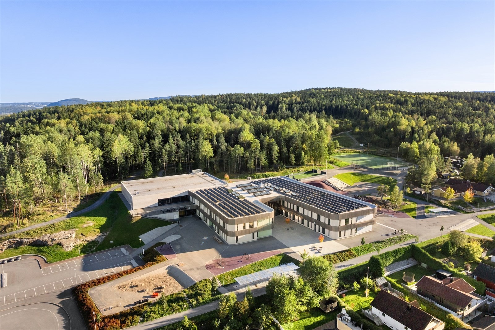 Torvbråten skole (1-7 trinn) som nærmeste nabo. Galleribilde