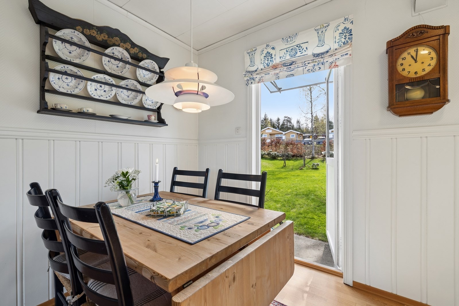 Fra spisestuen i tilknytning til kjøkkenet er det direkte utgang til hagen. Galleribilde