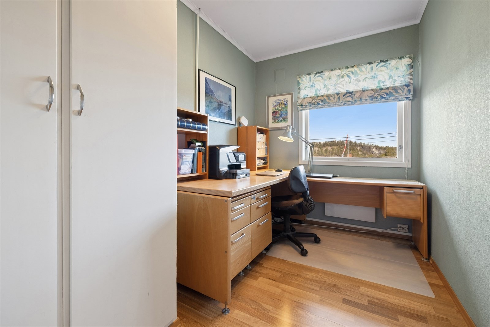 Et annet av rommene som i dag er innredet som kontor, med god plass til arbeidsstasjon og oppbevaring. Galleribilde
